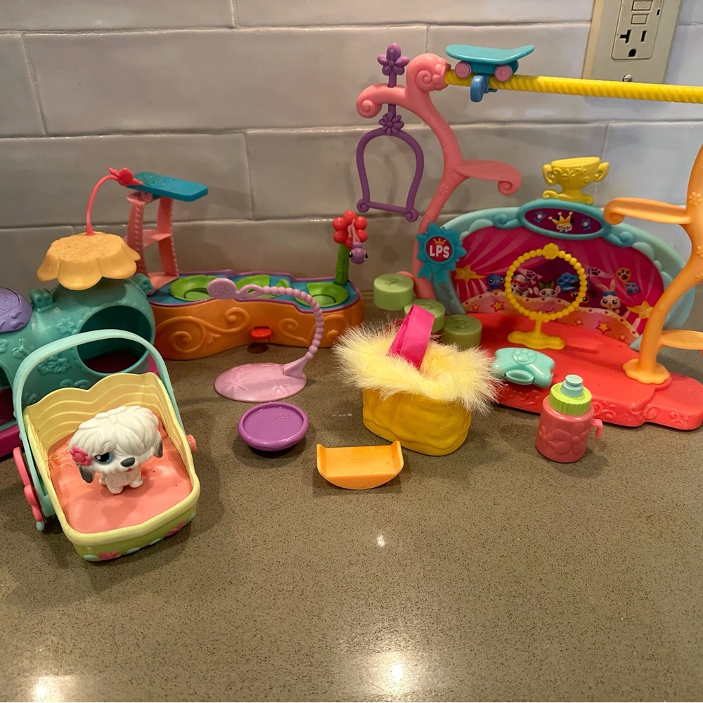 1990s Littlest Pet Shop Playset with Pink, Teal & Yellow Accessories